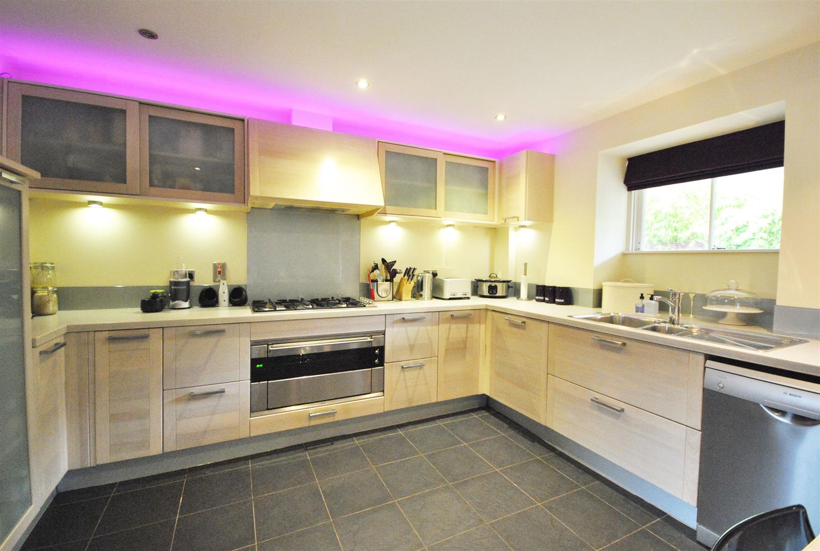 4 Bedrooms, House - Detached